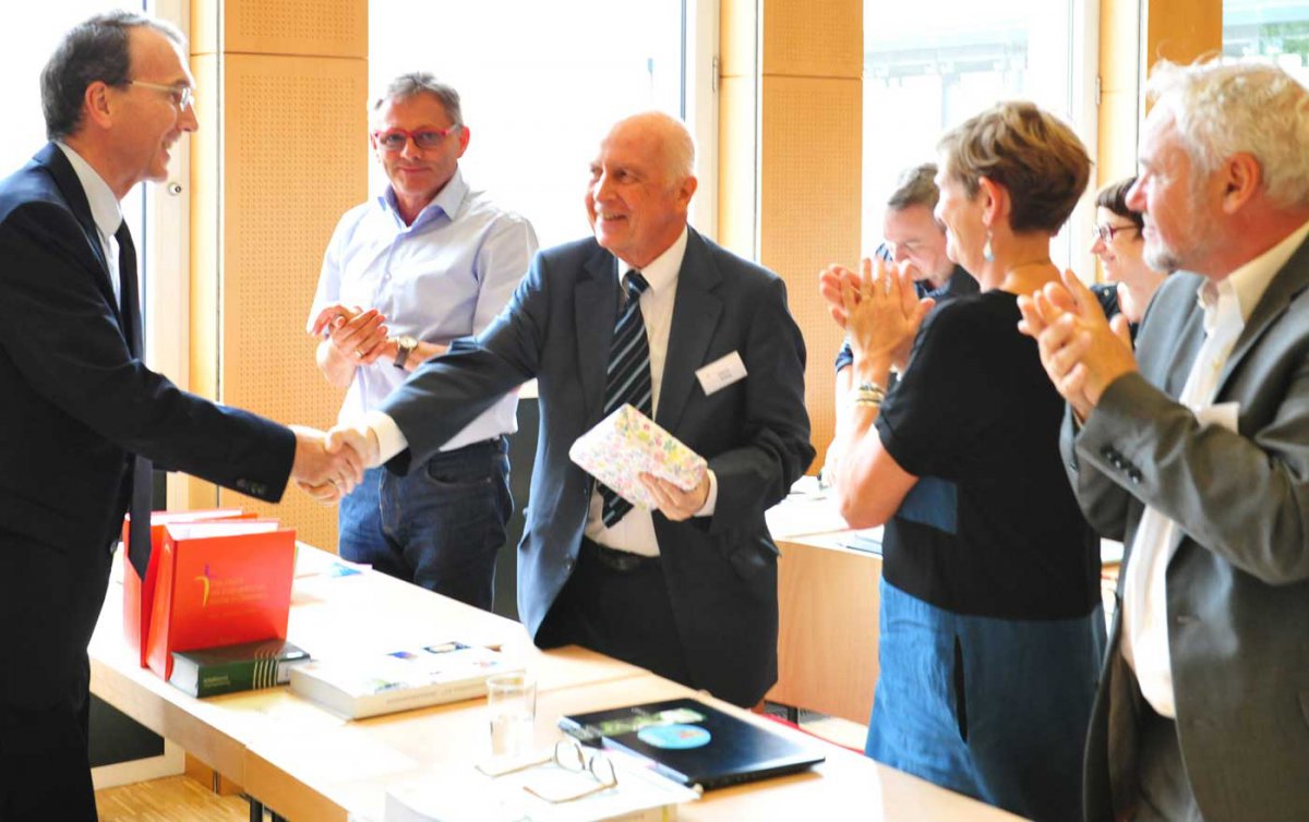 Bei der Synode am 15. Juni dankte Synodenpräsident Peter Krömer Oberkirchenrat Heinz Tichy für seinen Einsatz für die Evangelische Kirche. Foto: epd/Uschmann