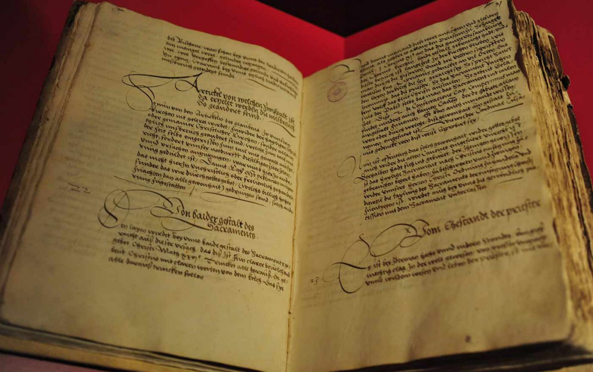 Die Confessio Augustana von 1530 - hier die Artikel über die Sakramente und den Ehestand der Priester. Foto: epd/M. Uschmann