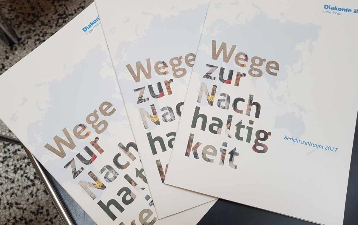   Der Nachhaltigkeitsbericht gibt einen Überblick über die Arbeit der einzelnen Teilbereiche der Diakonie Eine Welt. Foto: epd/Michael Windisch