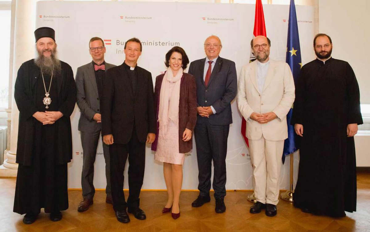 Der serbisch-orthodoxe Bischof Andrej Cilerdzic, Pfarrer Sören Lenz, der Generalsekretär der Österreichischen Bischofskonferenz, Peter Schipka, Staatssekretärin Karoline Edtstadler, Bischof Michael Bünker, der stellvertretende Generalsekretär der Kommissi Der serbisch-orthodoxe Bischof Andrej Cilerdzic, Pfarrer Sören Lenz, der Generalsekretär der Österreichischen Bischofskonferenz, Peter Schipka, Staatssekretärin Karoline Edtstadler, Bischof Michael Bünker, der stellvertretende Generalsekretär der Kommissi