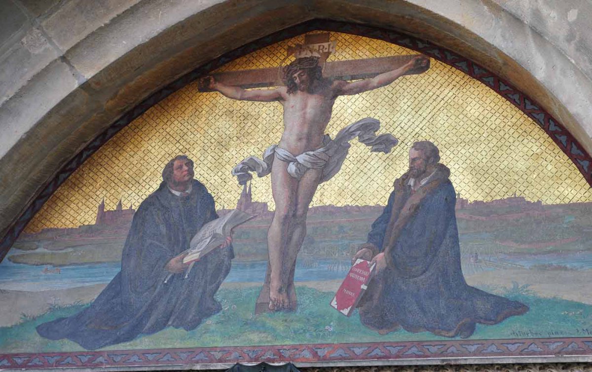"Für Martin Luther war es selbstverständlich, die Knie zu beugen, vor allem als Mönch. Aber auch als Reformator kennt er das noch." Die Thesentür an der Wittenberger Schlosskirche. Foto: epd/M. Uschmann "Für Martin Luther war es selbstverständlich, die Knie zu beugen, vor allem als Mönch. Aber auch als Reformator kennt er das noch." Die Thesentür an der Wittenberger Schlosskirche. Foto: epd/M. Uschmann