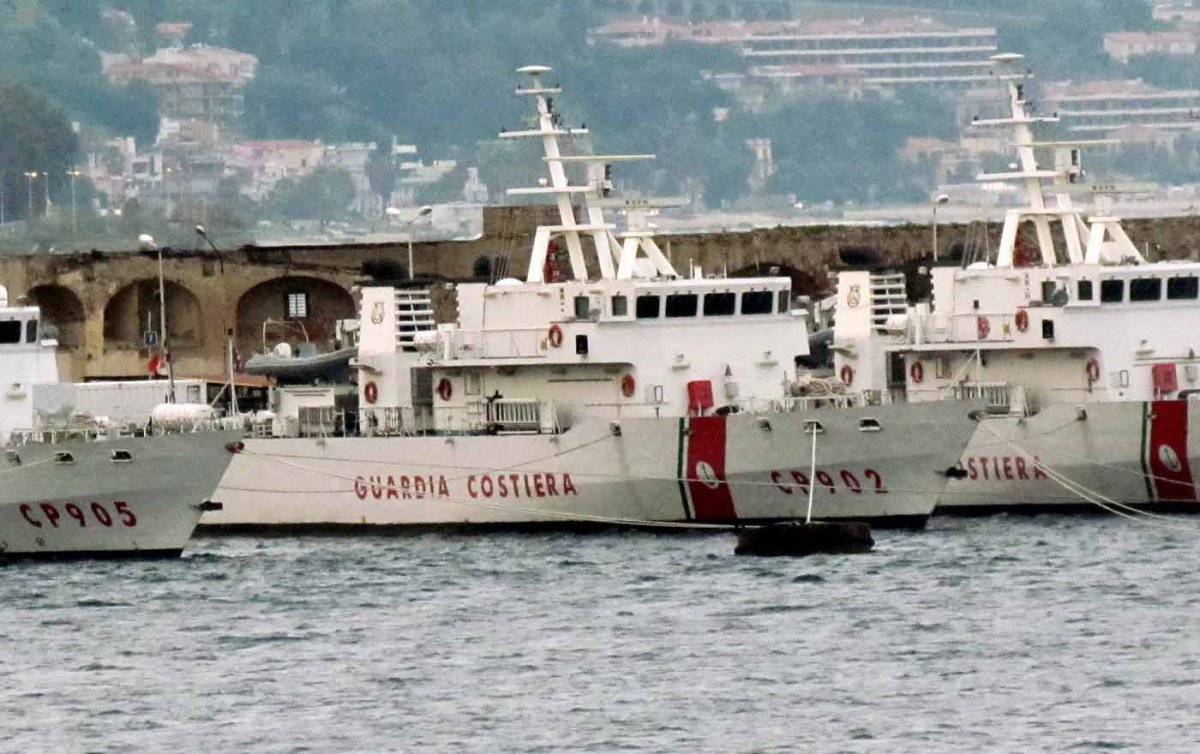 Seit mehr als einer Woche sitzen 150 Flüchtlinge auf einem Schiff der italienischen Küstenwache fest, da ihnen die italienische Regierung die Einreise verweigert. Foto: wikimedia/Marinaio56 Seit mehr als einer Woche sitzen 150 Flüchtlinge auf einem Schiff der italienischen Küstenwache fest, da ihnen die italienische Regierung die Einreise verweigert. Foto: wikimedia/Marinaio56
