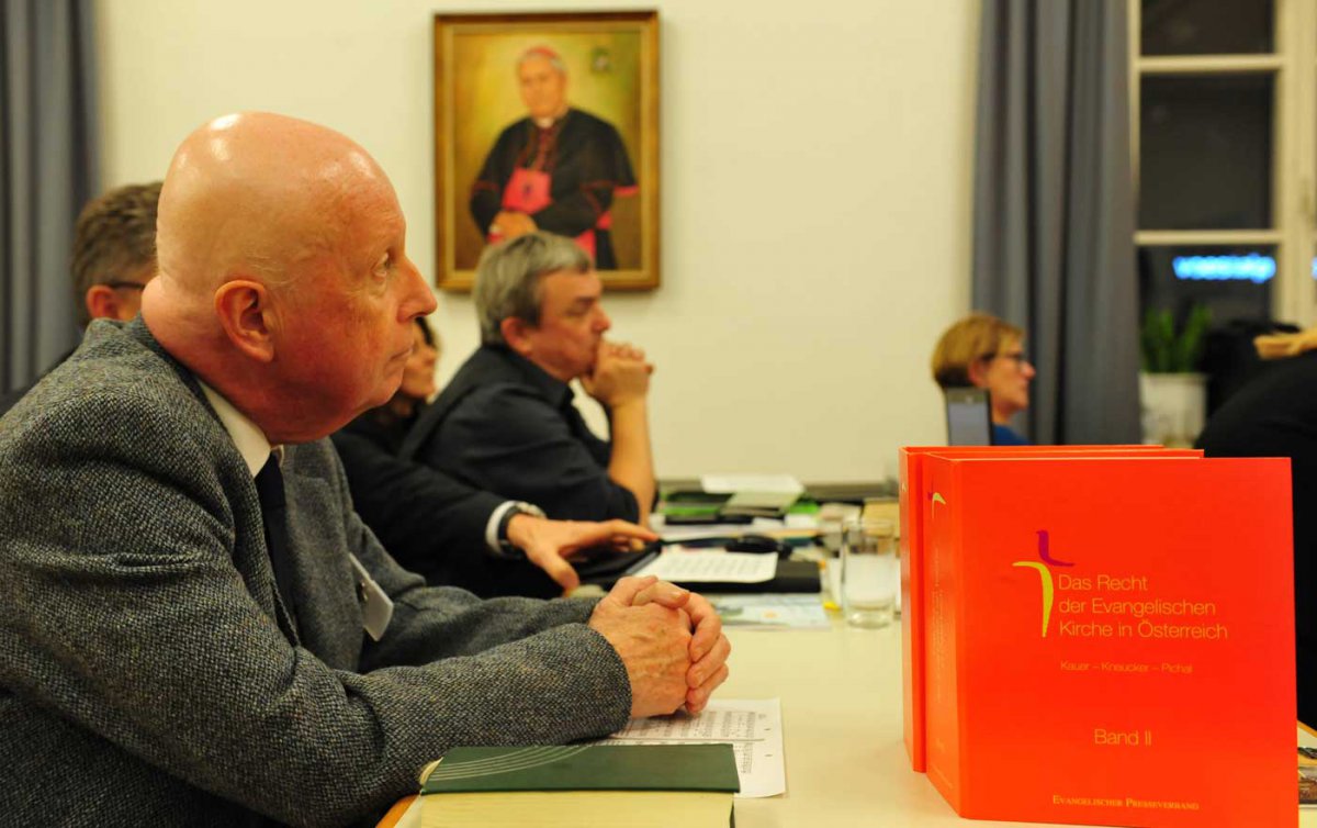 Tichy habe sich "intensiv mit dem Wort Gottes auseinandergesetzt, es aber 'nicht beim Hören belassen', sondern Taten gesetzt", sagte Synodenpräsident Peter Krömer über den verstorbenen Oberkirchenrat. Foto: epd/Uschmann Tichy habe sich "intensiv mit dem Wort Gottes auseinandergesetzt, es aber 'nicht beim Hören belassen', sondern Taten gesetzt", sagte Synodenpräsident Peter Krömer über den verstorbenen Oberkirchenrat. Foto: epd/Uschmann