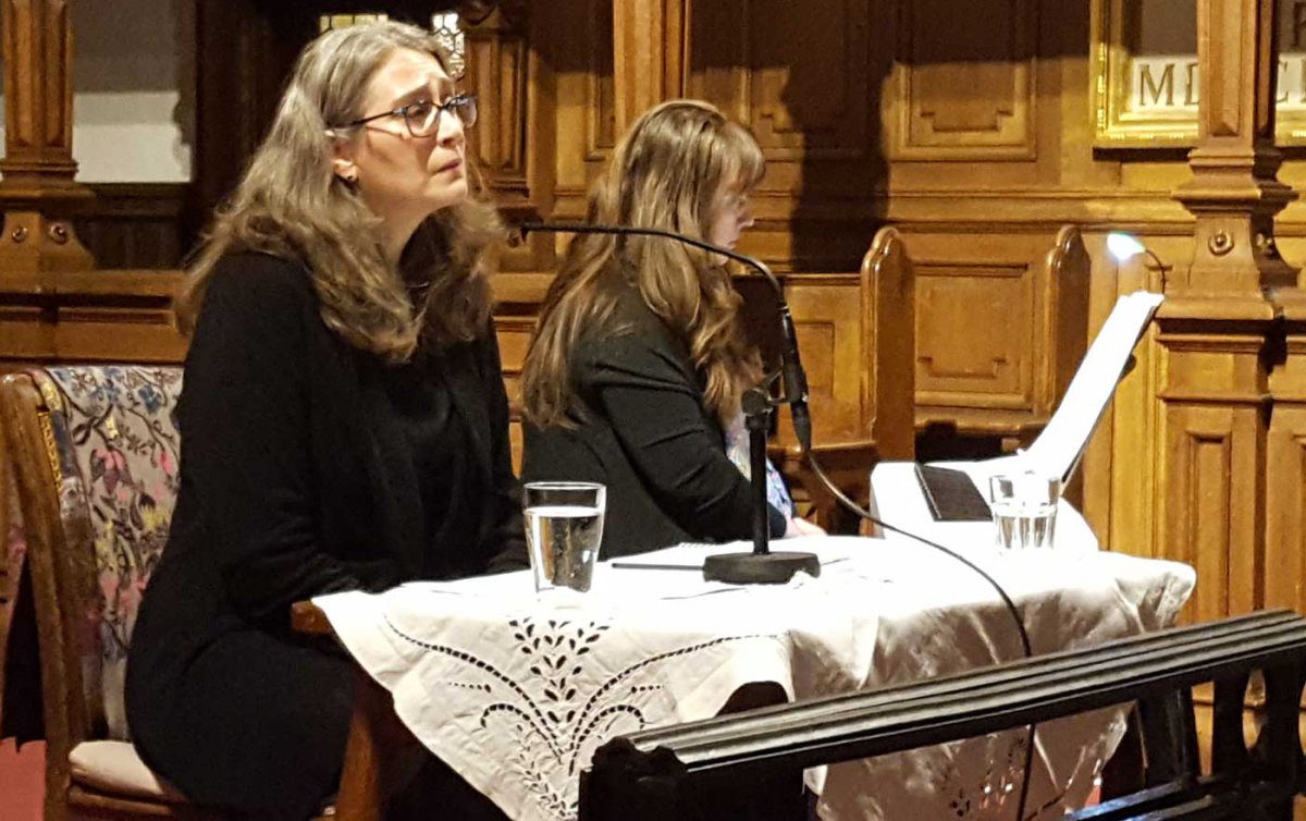 Krankenhausseelsorgerin Margit Leuthold bei der Präsentation des Buches in der Lutherischen Stadtkirche. Am Klavier spielte Nevi Assenova. Foto: epd/T. Dasek Krankenhausseelsorgerin Margit Leuthold bei der Präsentation des Buches in der Lutherischen Stadtkirche. Am Klavier spielte Nevi Assenova. Foto: epd/T. Dasek