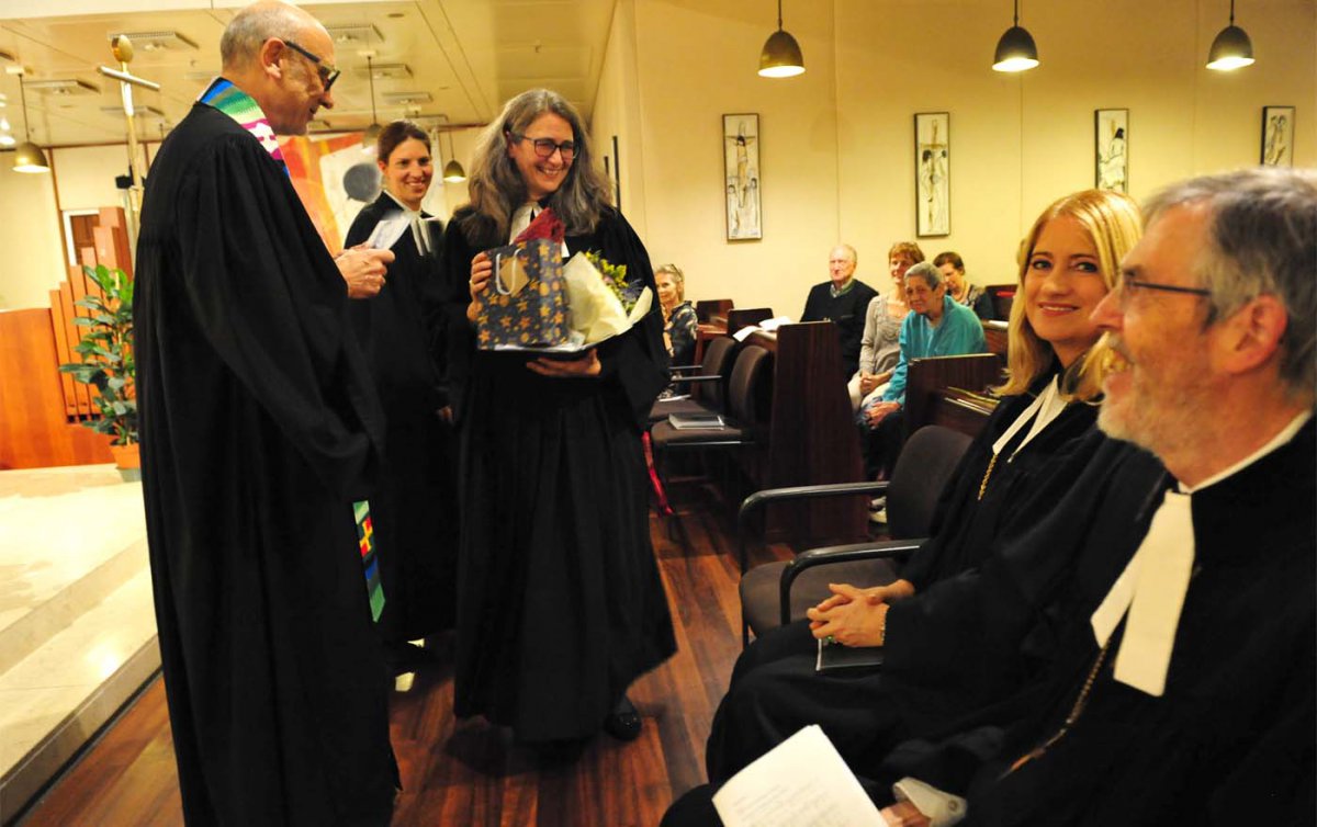 Im Rahmen des Festgottesdiensts (v.l.): Pfarrer Arno Preis, Pfarrerin Marietta Geuder-Mayrhofer, Pfarrerin Margit Leuthold, Oberkirchenrätin Ingrid Bachler und Superintendent Hansjörg Lein. Foto: epd/Uschmann