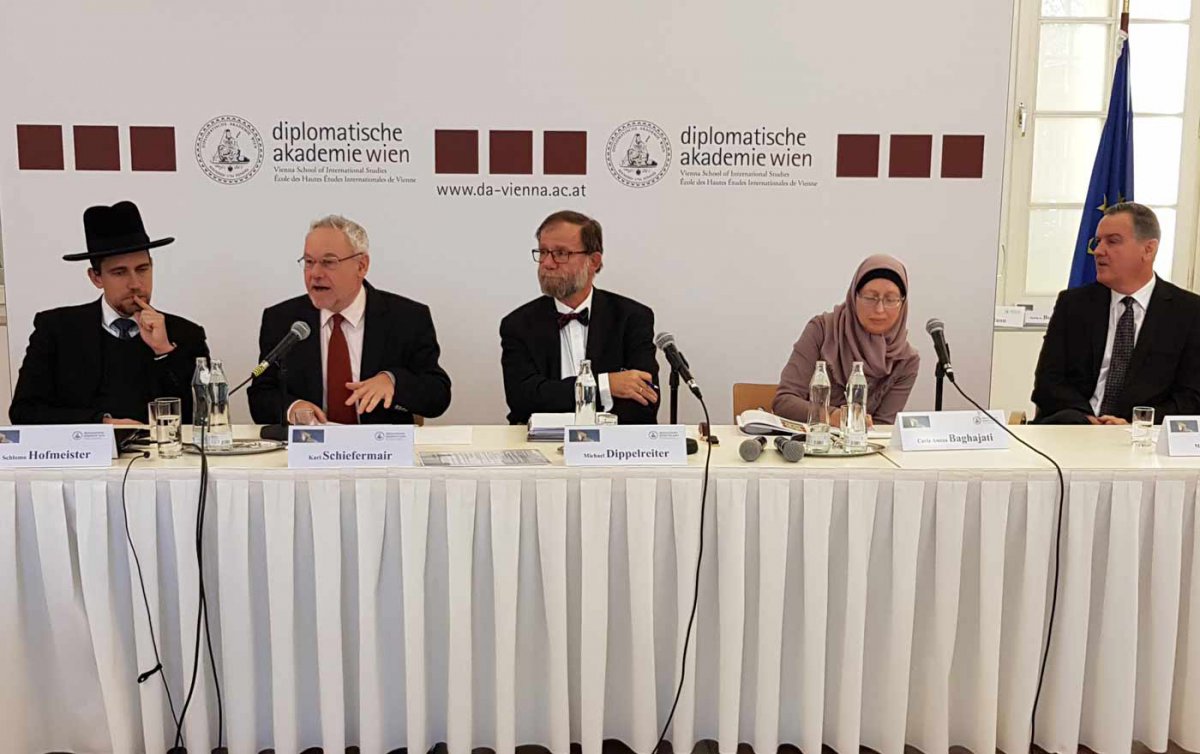 Diskutierten über Ethik- und Religionsunterricht (v.l.): Gemeinderabbiner Schlomo Hofmeister, Oberkirchenrat Karl Schiefermair, Moderator Michael Dippelreiter, Schulamtsleiterin Carla Amina Baghajati und Fachinspektor Manfred Göllner. Foto: epd/Michael Wi Diskutierten über Ethik- und Religionsunterricht (v.l.): Gemeinderabbiner Schlomo Hofmeister, Oberkirchenrat Karl Schiefermair, Moderator Michael Dippelreiter, Schulamtsleiterin Carla Amina Baghajati und Fachinspektor Manfred Göllner. Foto: epd/Michael Wi