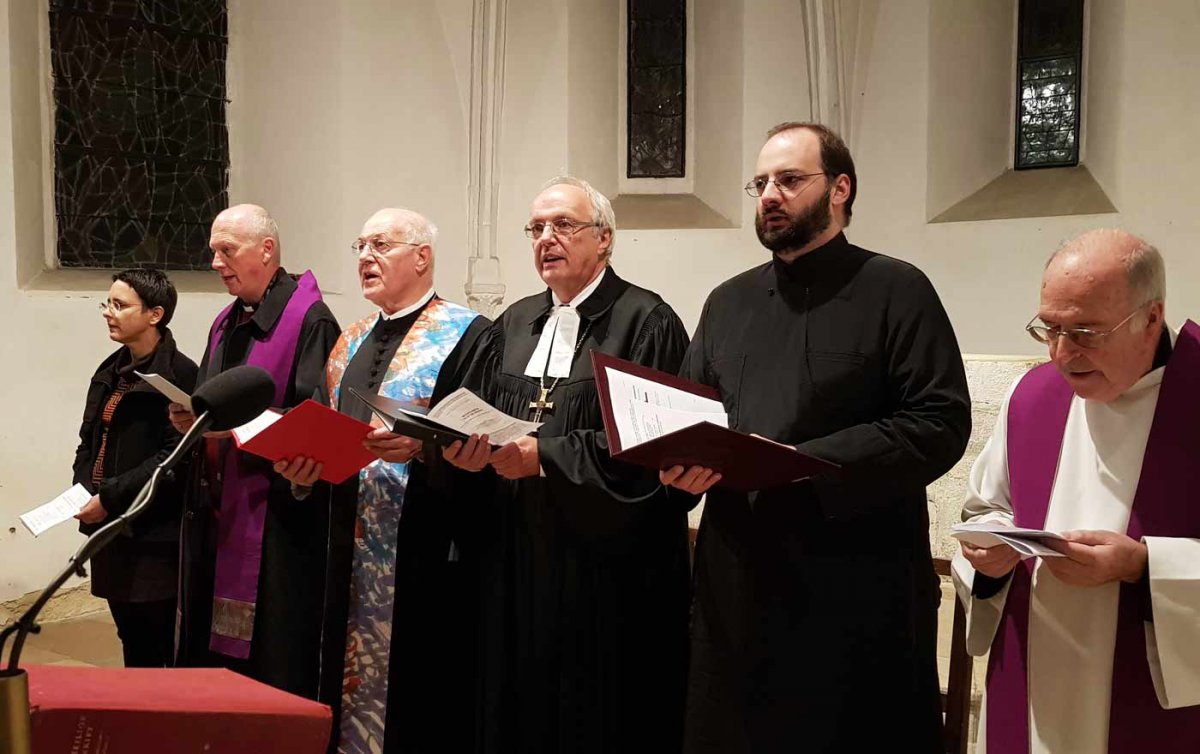 Gestalteten den Gottesdienst (v.l.): Lektorin Lydia Rössler, der altkatholische Bischof Heinz Lederleitner, Abt em. Christian Haidinger, der evangelisch-lutherische Bischof Michael Bünker, der griechisch-orthodoxe Priester Athanasius Buk und der römisch-k Gestalteten den Gottesdienst (v.l.): Lektorin Lydia Rössler, der altkatholische Bischof Heinz Lederleitner, Abt em. Christian Haidinger, der evangelisch-lutherische Bischof Michael Bünker, der griechisch-orthodoxe Priester Athanasius Buk und der römisch-k