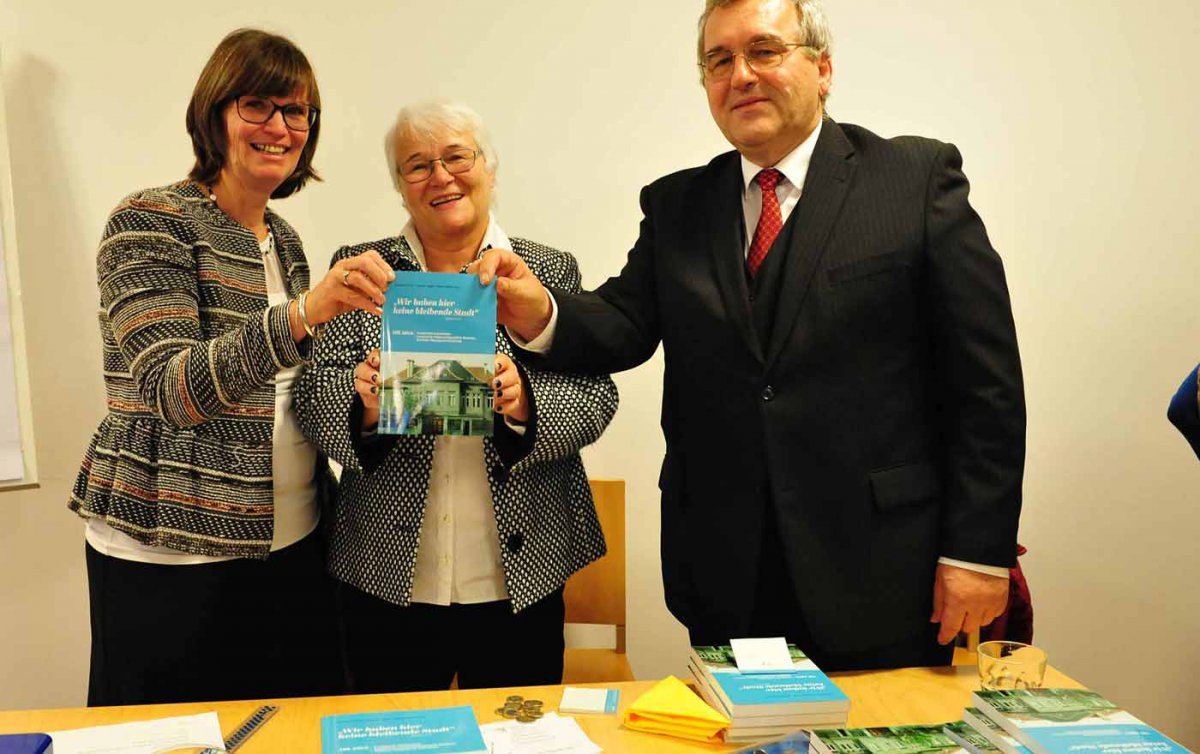 Das Herausgeberteam des neuen Buches zur Geschichte der Evangelischen Frauenschule: Dagmar Lagger, Helene Miklas und Siegfried Kreuzer. Foto: epd/Uschmann Das Herausgeberteam des neuen Buches zur Geschichte der Evangelischen Frauenschule: Dagmar Lagger, Helene Miklas und Siegfried Kreuzer. Foto: epd/Uschmann