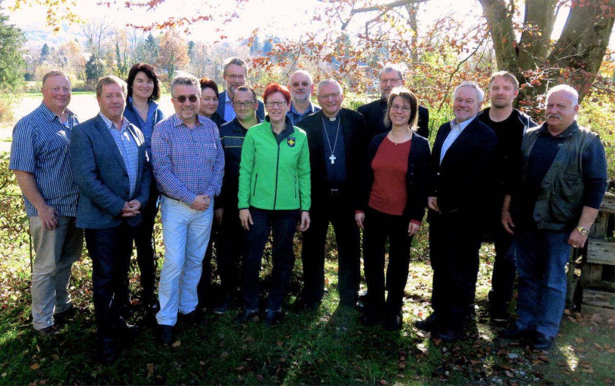 Das ökumenische Team der Notfallseelsorgeverantwortlichen mit Bischof Freistetter und Oberkirchenrat Schiefermair.