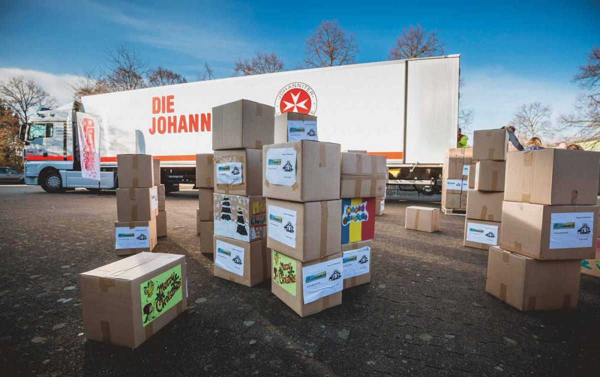 Sammeln Pakete für hilfsbedürftige Menschen in Rumänien: die Johanniter-Weihnachtstrucks. Foto: Johanniter Unfallhilfe Sammeln Pakete für hilfsbedürftige Menschen in Rumänien: die Johanniter-Weihnachtstrucks. Foto: Johanniter Unfallhilfe