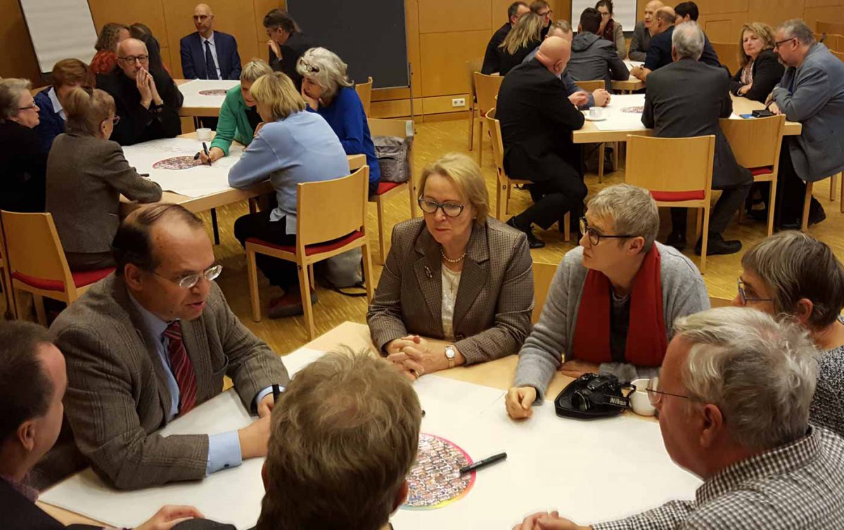 Offenen theologischen und kirchenrechtlichen Fragen zur &quot;Ehe für alle&quot; widmete sich ein Studientag mit Synodalen aus ganz Österreich. Foto: epd/Dasek