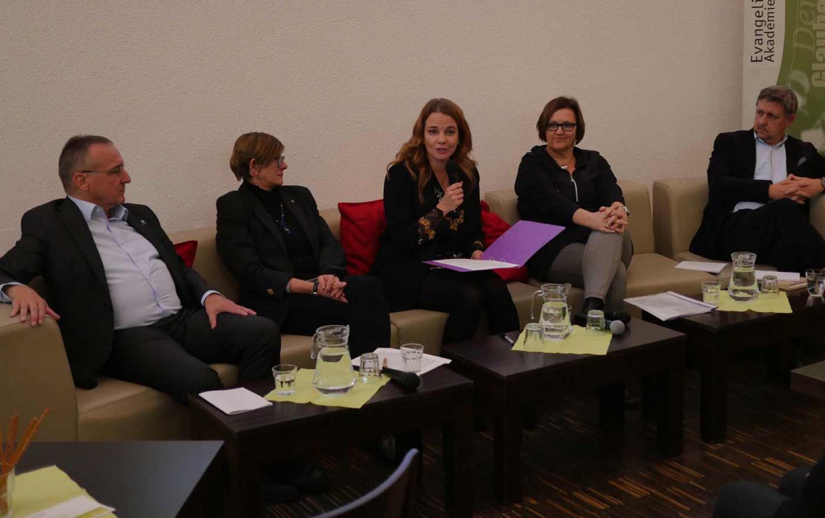 Im Gespäch über die Zukunft der Kirche (v.l.): der Zürcher Kirchenratsschreiber Walter Lüssi, Oberkirchenrätin Gerhild Herrgesell, Moderatorin Julia Schnizlein-Riedler, Superintendentialkuratorin Petra Mandl und Rüdiger Noll von den Deutschen Evangelische Im Gespäch über die Zukunft der Kirche (v.l.): der Zürcher Kirchenratsschreiber Walter Lüssi, Oberkirchenrätin Gerhild Herrgesell, Moderatorin Julia Schnizlein-Riedler, Superintendentialkuratorin Petra Mandl und Rüdiger Noll von den Deutschen Evangelische