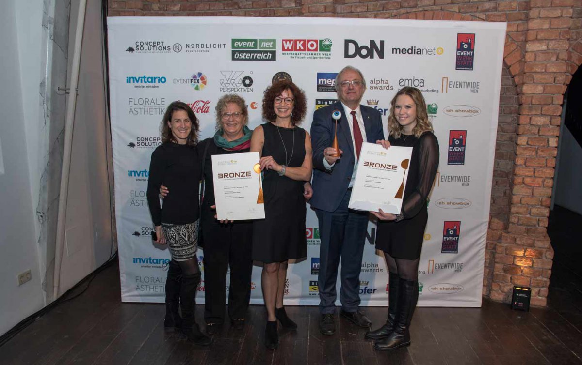 Die Gastgeber mit den Organisatoren von "Happy & Ness" bei der Preisverleihung (v.l.): Waltraud Kugler, die Projektverantwortliche Charlotte Matthias, "Happy & Ness"-Chefin Margit Szeliga-Schrall, Bischof Michael Bünker und Viktoria Schattauer. Foto: Even Die Gastgeber mit den Organisatoren von "Happy & Ness" bei der Preisverleihung (v.l.): Waltraud Kugler, die Projektverantwortliche Charlotte Matthias, "Happy & Ness"-Chefin Margit Szeliga-Schrall, Bischof Michael Bünker und Viktoria Schattauer. Foto: Even