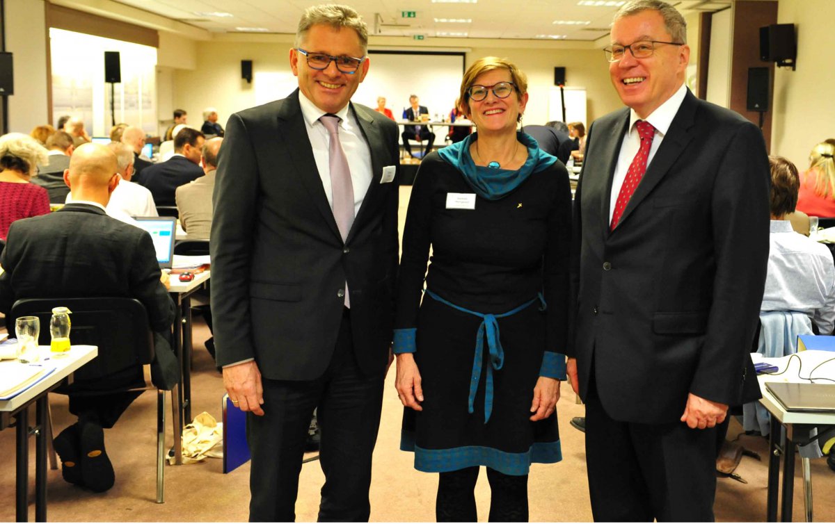 Von der Synode in den Oberkirchenrat gewählt: Günter Köber, Gerhild Herrgesell, Dieter Beck (v.l.). Foto: epd/Uschmann Von der Synode in den Oberkirchenrat gewählt: Günter Köber, Gerhild Herrgesell, Dieter Beck (v.l.). Foto: epd/Uschmann