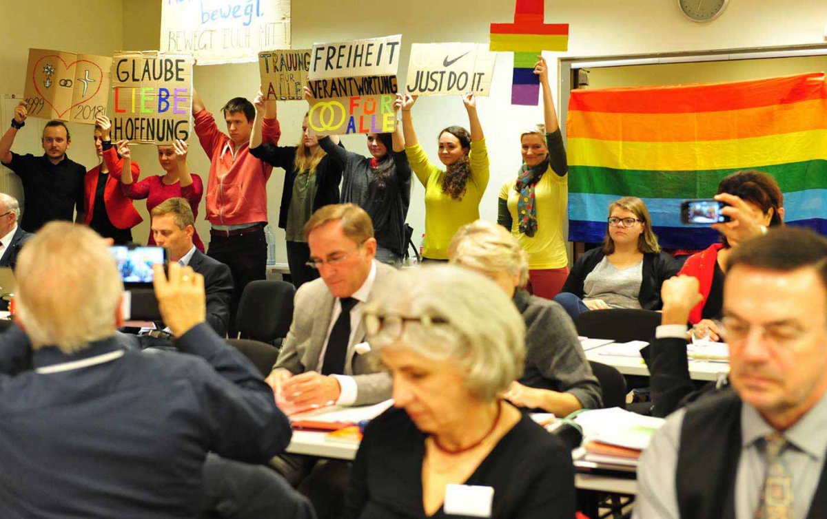Theologie-Studierende und junge in der Kirche Engagierte brachten ihre Haltung mit Transparenten zum Ausdruck. Foto: epd/Uschmann