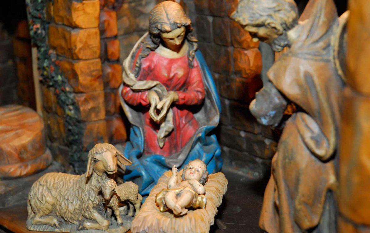 "Und sie gebar ihren ersten Sohn und wickelte ihn in Windeln und legte ihn in eine Krippe; denn sie hatten sonst keinen Raum in der Herberge." Bischof Michael Bünker liest das Weihnachtsevangelium. Foto: epd/Uschmann "Und sie gebar ihren ersten Sohn und wickelte ihn in Windeln und legte ihn in eine Krippe; denn sie hatten sonst keinen Raum in der Herberge." Bischof Michael Bünker liest das Weihnachtsevangelium. Foto: epd/Uschmann