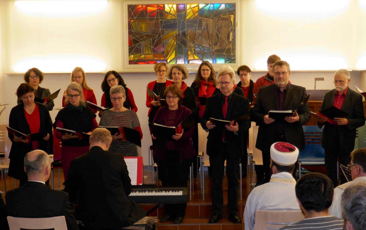 Gestaltete das interreligiöse Friedensgebet muskalisch mit: der "Erlöserkirche Gospel Choir". Foto: Franz Radner Gestaltete das interreligiöse Friedensgebet muskalisch mit: der "Erlöserkirche Gospel Choir". Foto: Franz Radner