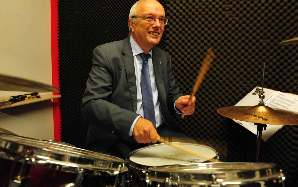 Spielt mit der Band &quot;Kreuzweh&quot; für pflegende Kinder und Jugendliche groß auf: Bischof Michael Bünker. Foto: epd/Uschmann