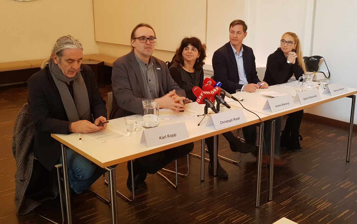 Orten fehlende europäische Zusammenarbeit im Flüchtlingsbereich: Karl Kopp von Pro Asyl Deutschland, Christoph Riedl von der Diakonie Österreich, Aniko Bakonyi vom Hungarian Helsinki Committee, Martin Rozumek von der tschechischen OPU und Adriana Romer Orten fehlende europäische Zusammenarbeit im Flüchtlingsbereich: Karl Kopp von Pro Asyl Deutschland, Christoph Riedl von der Diakonie Österreich, Aniko Bakonyi vom Hungarian Helsinki Committee, Martin Rozumek von der tschechischen OPU und Adriana Romer