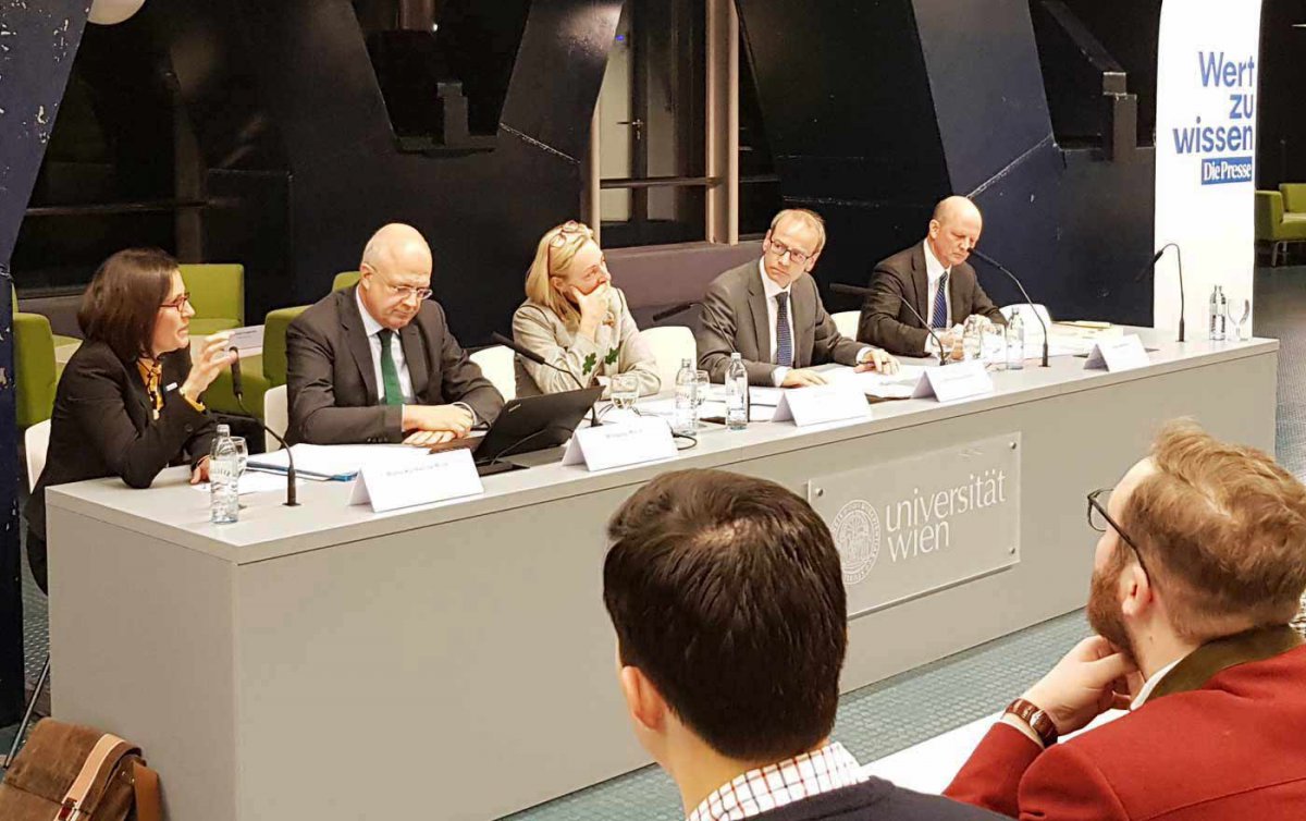 Diskutierten am Wiener Juridicum (v.l.): Diakonie-Direktorin Maria Katharina Moser, der Jurist Wolfgang Mazal, die Ökonomin Barbara Kolm, Moderator Benedikt Kommenda und der Jurist Ewald Wiederin. Foto: epd/Michael Windisch