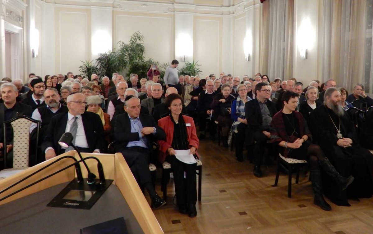 Rund 120 Menschen folgten dem Aufruf zur "Einstimmung in den Tag des Judentums" nach Wien-Ottakring. Foto: Elisabeth Lutter Rund 120 Menschen folgten dem Aufruf zur "Einstimmung in den Tag des Judentums" nach Wien-Ottakring. Foto: Elisabeth Lutter