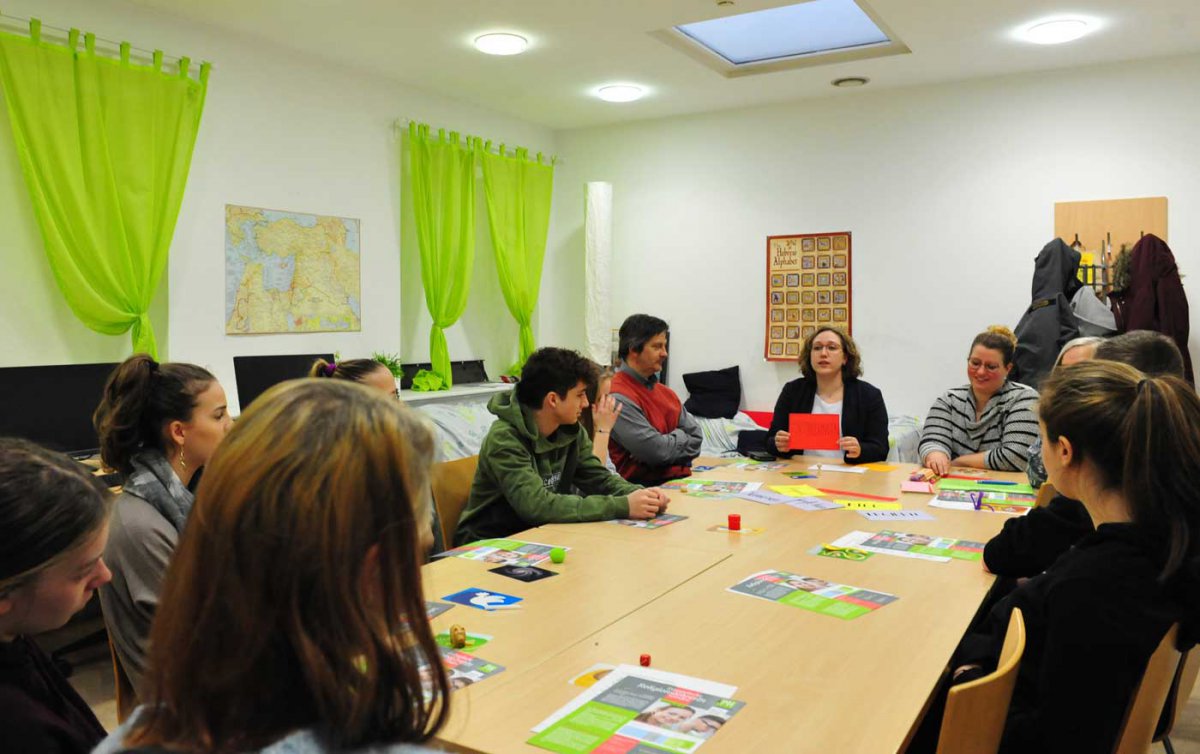 Mehrere Workshops brachten den SchülerInnen das Theologiestudium sowie Berufe in Diakonie und Kirche nahe - hier Petra Jany und Elisabeth Lösch beim Workshop über Gemeindepädagogik. Foto: epd/Uschmann Mehrere Workshops brachten den SchülerInnen das Theologiestudium sowie Berufe in Diakonie und Kirche nahe - hier Petra Jany und Elisabeth Lösch beim Workshop über Gemeindepädagogik. Foto: epd/Uschmann