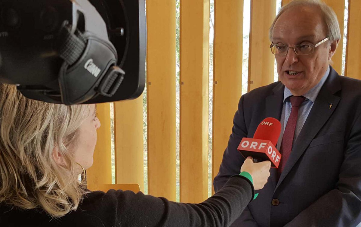 Michael Bünker im Interview für die ZIB1. In der ZIB 24 war der Bischof dann Studiogast zum Thema Karfreitag. Foto: epd/T. Dasek Michael Bünker im Interview für die ZIB1. In der ZIB 24 war der Bischof dann Studiogast zum Thema Karfreitag. Foto: epd/T. Dasek