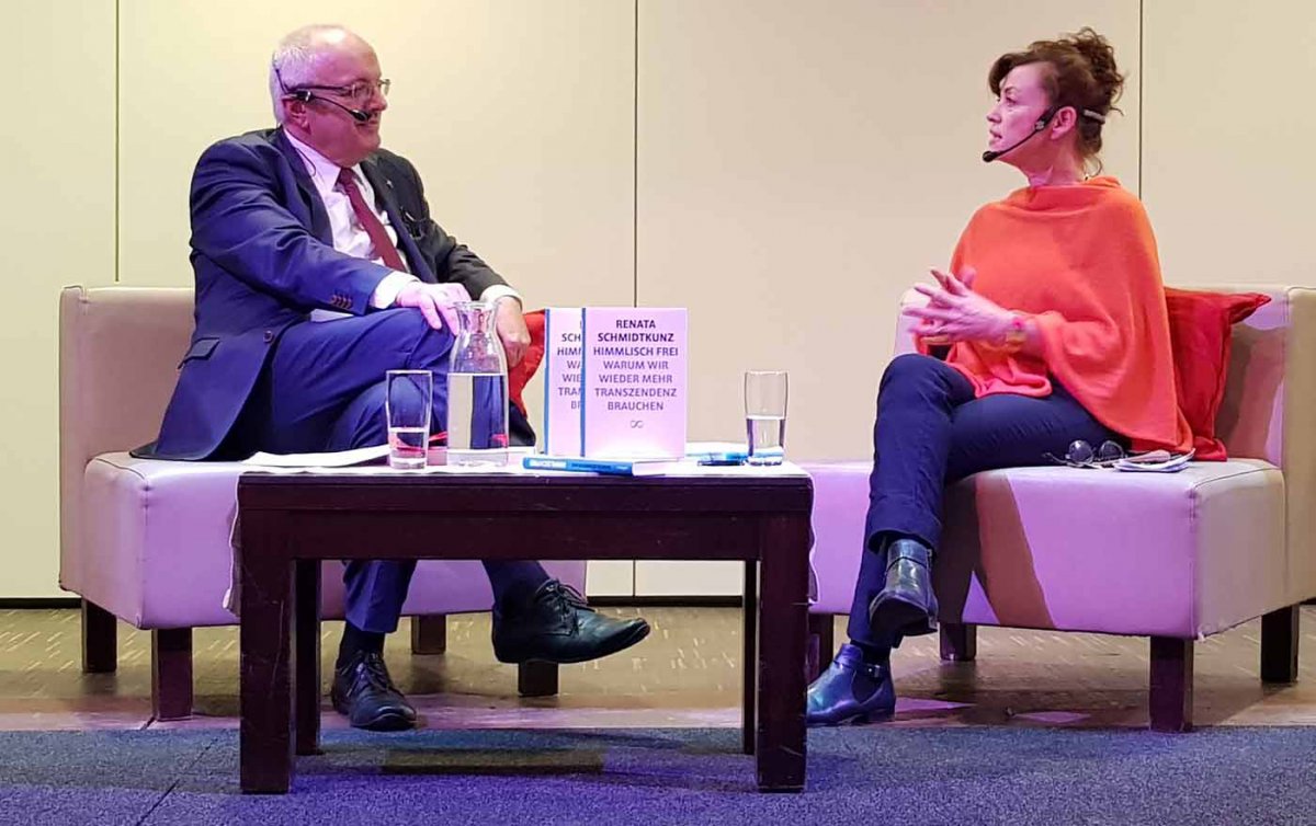   „Immer steht einer Freiheitsbewegung ein Gedanke voran. Das gilt es wieder zu vergegenwärtigen.“ Renata Schmidtkunz im Gespräch mit Bischof Michael Bünker. Foto: epd/Windisch