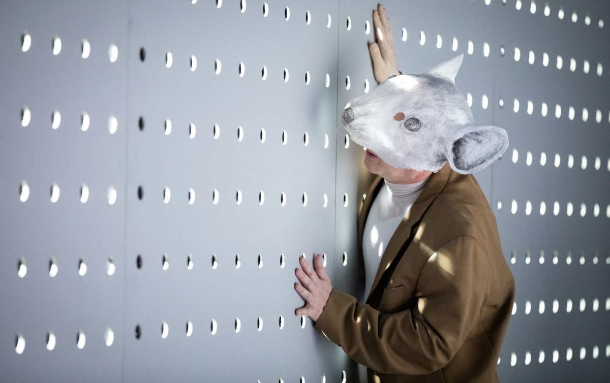 &quot;Der Eingang ist ein verzweifeltes an der Wand entlang Tasten, ein starres Verharren oder ein Fliehen.&quot; Gerhart Hauptmanns &quot;Die Ratten&quot; im Theater an der Gumpendorfer Straße. Foto: TAG/Anna Stöcher