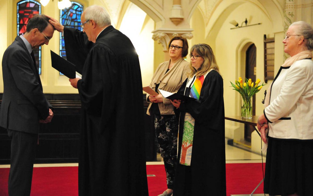 Bischof Bünker führte Peter Krömer in sein Amt als Synodenpräsident ein. Als Assistentinnen wirkten bei der Amtseinführung Oberkirchenrätin Gabriele Jandrasits, Pfarrerin Marianne Fliegenschnee und Superintendentialkuratorin Petra Mandl (v.r.). Foto: epd/ Bischof Bünker führte Peter Krömer in sein Amt als Synodenpräsident ein. Als Assistentinnen wirkten bei der Amtseinführung Oberkirchenrätin Gabriele Jandrasits, Pfarrerin Marianne Fliegenschnee und Superintendentialkuratorin Petra Mandl (v.r.). Foto: epd/
