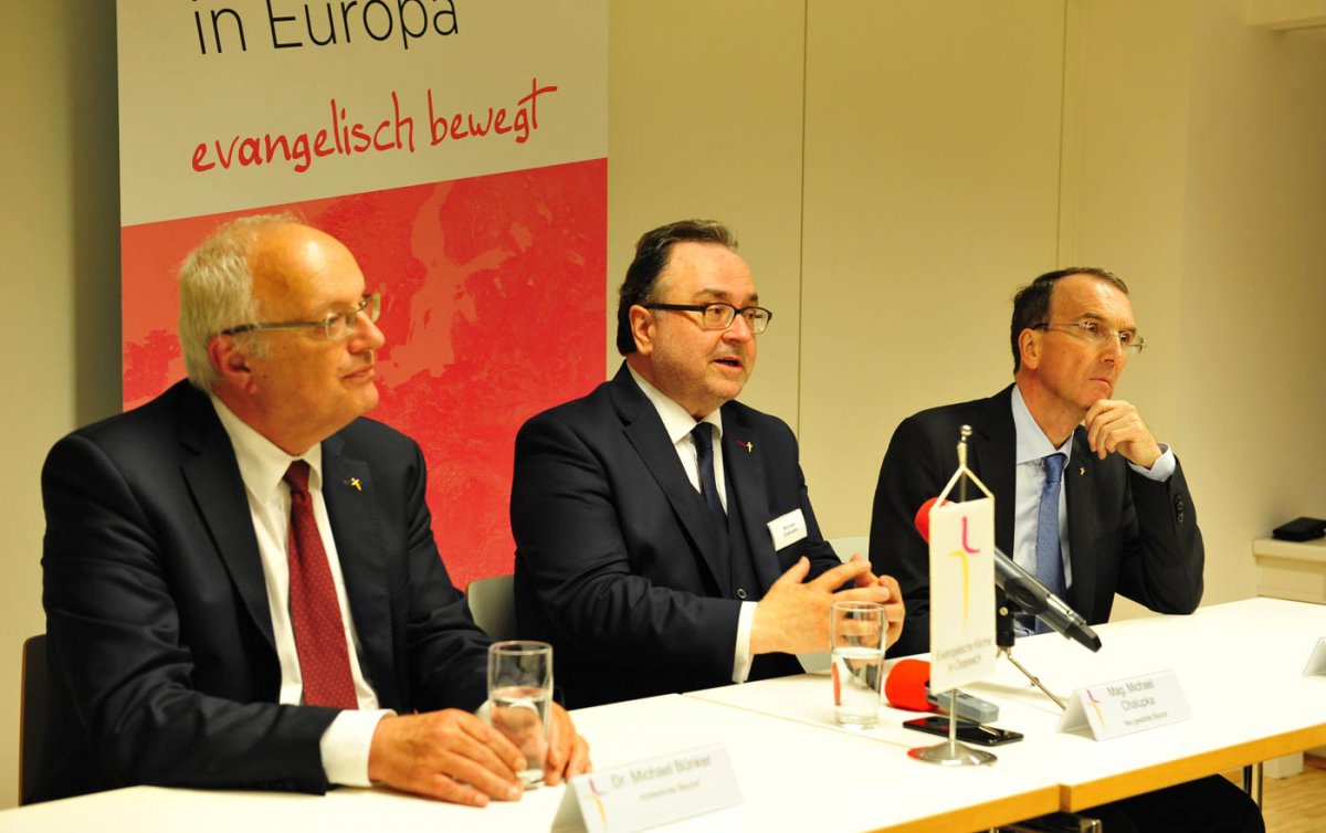   Beim Pressegespräch nach der Wahl: Der amtierende Bischof Michael Bünker, sein Nachfolger Michael Chalupka und Synodenpräsident Peter Krömer. Foto: epd/Uschmann