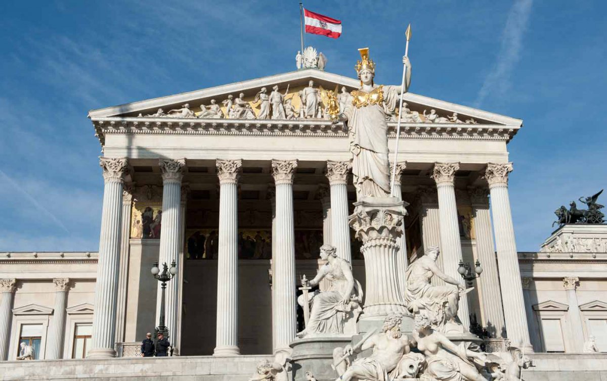 „Demokratie lebt davon, dass rechtsstaatliche Prinzipien eingehalten werden. Es braucht aber auch Haltungen, die die Demokratie stützen“, so Bischof Bünker. Foto: epd/Uschmann „Demokratie lebt davon, dass rechtsstaatliche Prinzipien eingehalten werden. Es braucht aber auch Haltungen, die die Demokratie stützen“, so Bischof Bünker. Foto: epd/Uschmann