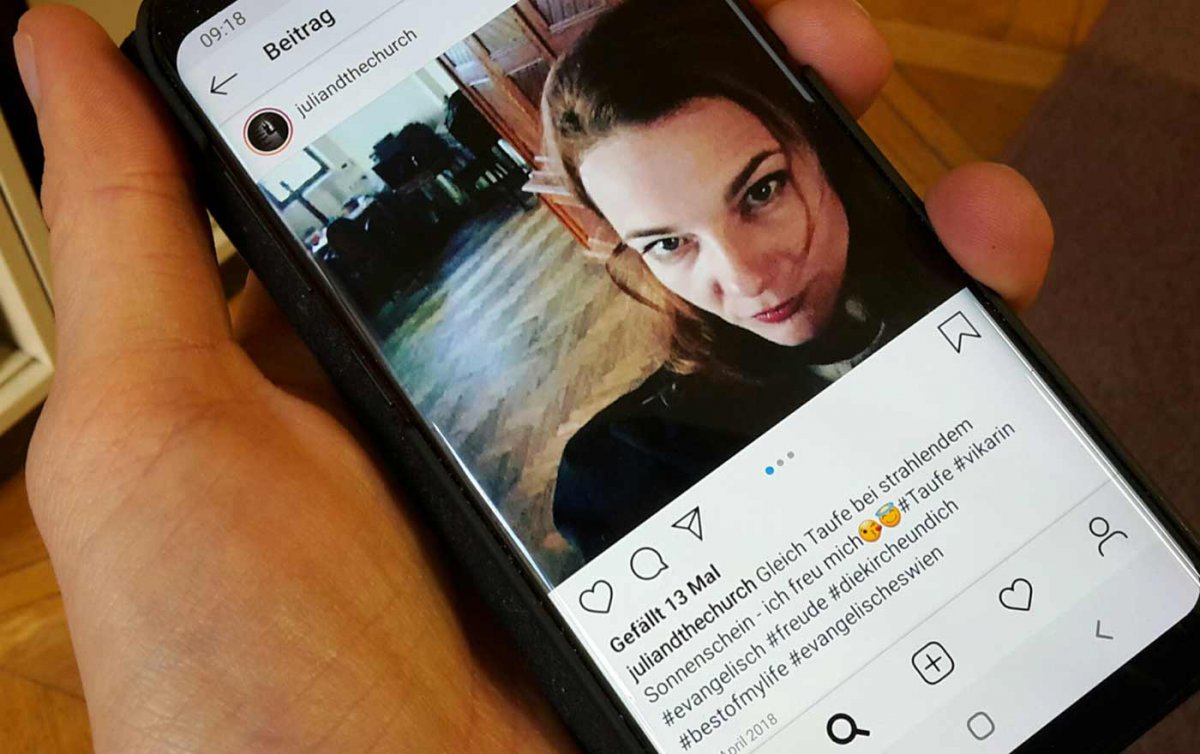 "Einige Geistliche betreiben Blogs, YouTube-Kanäle, Facebook- oder Instagram-Accounts und erreichen dort mit ihren Gedanken, Bildern und Predigten weit mehr Menschen, als beim sonntäglichen Gottesdienst." Foto: epd/Windisch "Einige Geistliche betreiben Blogs, YouTube-Kanäle, Facebook- oder Instagram-Accounts und erreichen dort mit ihren Gedanken, Bildern und Predigten weit mehr Menschen, als beim sonntäglichen Gottesdienst." Foto: epd/Windisch