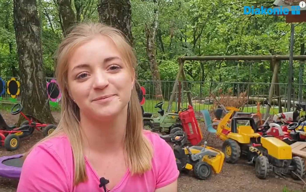 Jugendliche teilen in den Videos ihre Erfahrungen aus dem Freiwilligen Sozialjahr, so wie Julia, die in einem Integrationskindergarten arbeitet. Foto: Youtube/Screenshot Jugendliche teilen in den Videos ihre Erfahrungen aus dem Freiwilligen Sozialjahr, so wie Julia, die in einem Integrationskindergarten arbeitet. Foto: Youtube/Screenshot