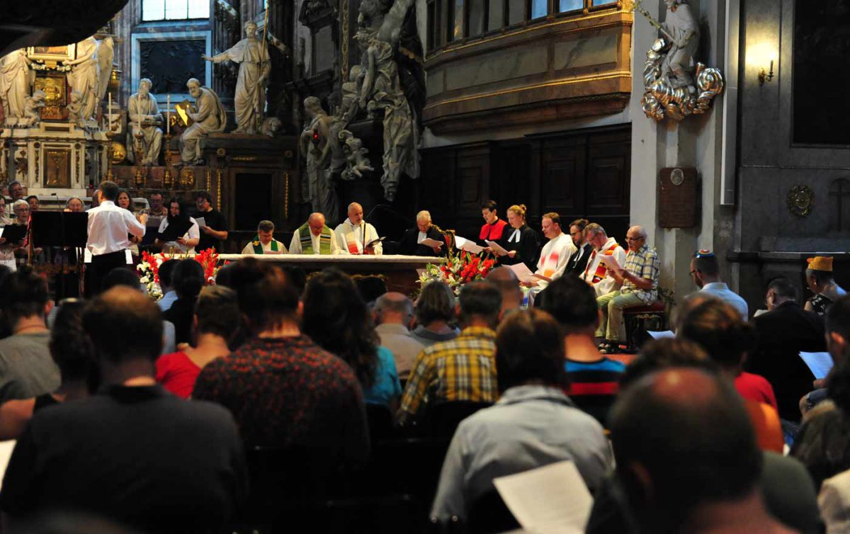 „Offen für alle, egal wen sie lieben, welchen Bekenntnisses sie sind oder auch nicht, welchem Geschlecht sie sich zuordnen oder auch nicht“, sollte der Gottesdienst in der Wiener Michaelerkirche sein. Foto: epd/Uschmann „Offen für alle, egal wen sie lieben, welchen Bekenntnisses sie sind oder auch nicht, welchem Geschlecht sie sich zuordnen oder auch nicht“, sollte der Gottesdienst in der Wiener Michaelerkirche sein. Foto: epd/Uschmann