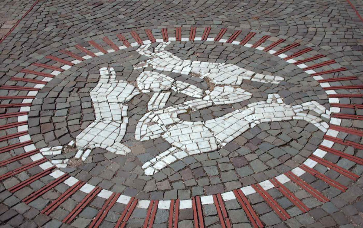 "Die drei Hasen sind eine unauflösbare Einheit mit den drei Löffeln, und gleichzeitig hat jeder Hase, wenn man ihn für sich betrachtet, zwei Löffel." Foto: wikimedia/Stefan Flöper/cc by sa 3.0 "Die drei Hasen sind eine unauflösbare Einheit mit den drei Löffeln, und gleichzeitig hat jeder Hase, wenn man ihn für sich betrachtet, zwei Löffel." Foto: wikimedia/Stefan Flöper/cc by sa 3.0