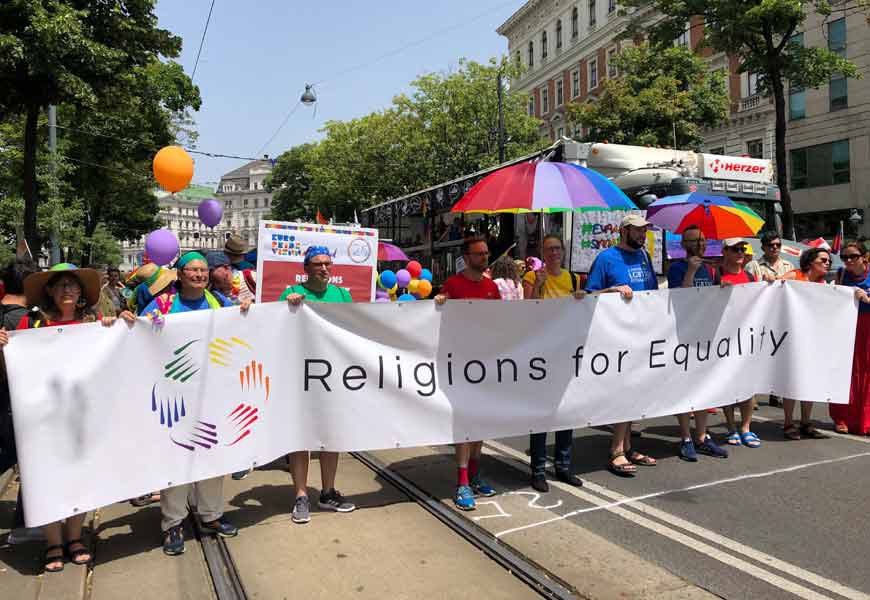 Die Initiative „Religions for Equality“ bei der Regenbogenparade am Samstag. Foto: Martin Vogel