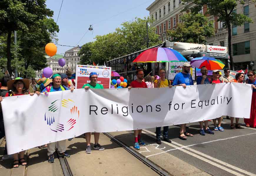 Die Initiative „Religions for Equality“ bei der Regenbogenparade am Samstag. Foto: Martin Vogel Die Initiative „Religions for Equality“ bei der Regenbogenparade am Samstag. Foto: Martin Vogel