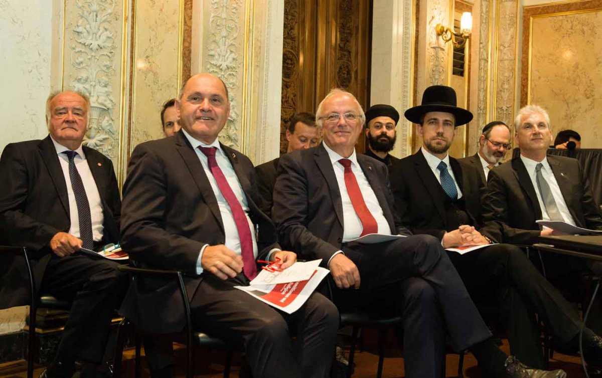 Beim Dialog der Religionen: Im Vordergrund Nationalratspräsident Wolfgang Sobotka, Bischof Michael Bünker, Rabbiner Arie Folger und Landessuperintendent Thomas Hennefeld (v.l.). Foto: Parlamentsdirektion/Thomas Jantzen Beim Dialog der Religionen: Im Vordergrund Nationalratspräsident Wolfgang Sobotka, Bischof Michael Bünker, Rabbiner Arie Folger und Landessuperintendent Thomas Hennefeld (v.l.). Foto: Parlamentsdirektion/Thomas Jantzen