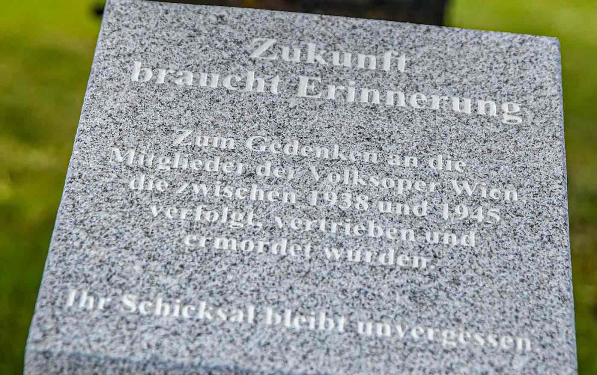 &quot;Für die Angehörigen ist der Stein ein Zeichen, dass ihre Liebsten nicht vergessen werden sollen, für uns aber ist er eine Warnung, wie schnell aus Kollegen Täter und Opfer werden können.&quot; Foto: Barbara Pálffy/Volksoper Wien