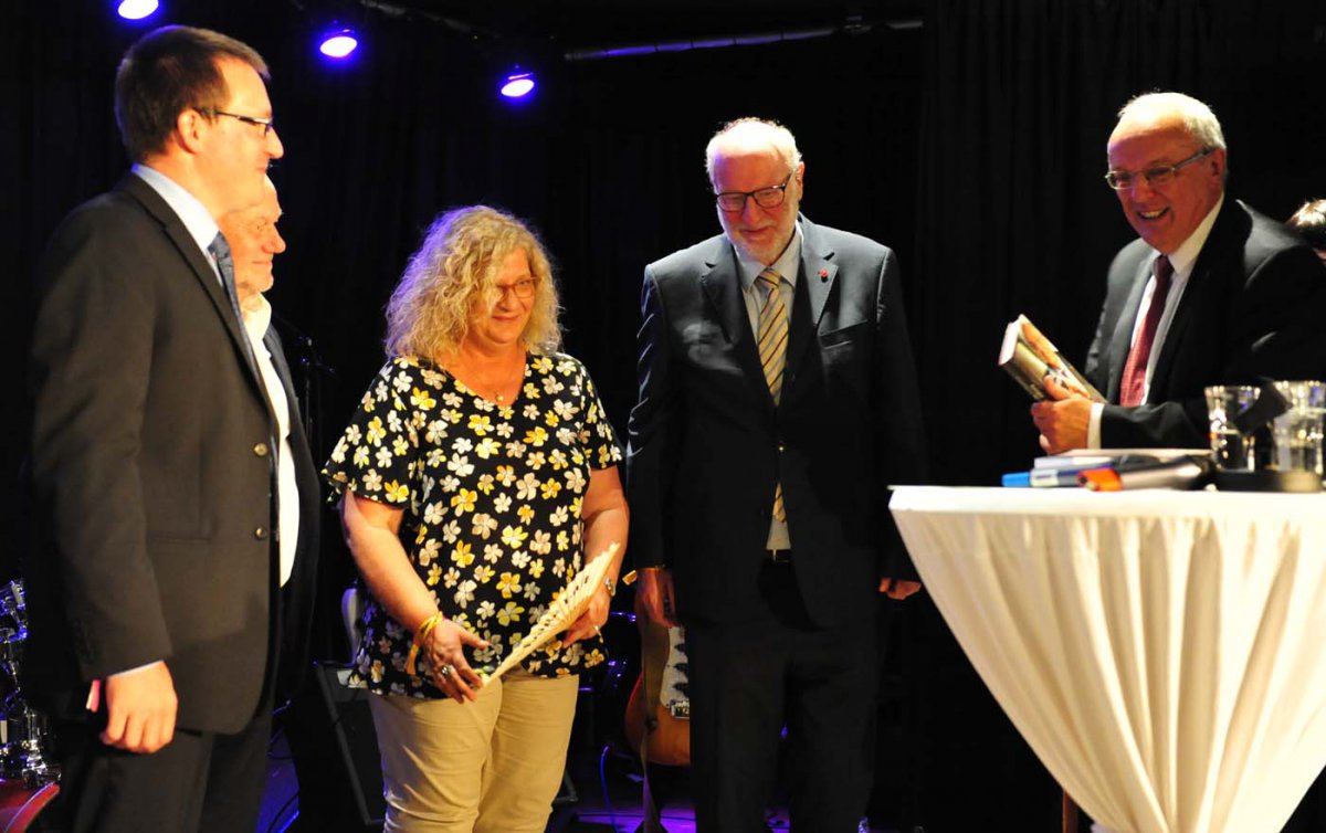 Michael Bünker (re) mit seinem neuen Buch, das ihm die Herausgeber Mario Fischer, Karl Schiefermair, Charlotte Matthias und Karl Schwarz (v.l.) überreichten. Foto: epd/Uschmann Michael Bünker (re) mit seinem neuen Buch, das ihm die Herausgeber Mario Fischer, Karl Schiefermair, Charlotte Matthias und Karl Schwarz (v.l.) überreichten. Foto: epd/Uschmann