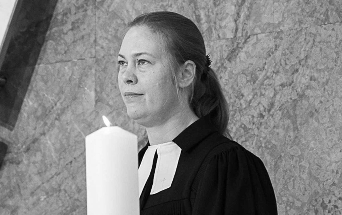 „Vor allem verlieren wir eine Frau, die durch ihren Humor und ihre Natürlichkeit vielen von uns nicht nur eine loyale Kollegin sondern eine Freundin geworden ist", sagte der niederösterreichische Superintendent Lars Müller-Marienburg zum Tod von Angelika „Vor allem verlieren wir eine Frau, die durch ihren Humor und ihre Natürlichkeit vielen von uns nicht nur eine loyale Kollegin sondern eine Freundin geworden ist", sagte der niederösterreichische Superintendent Lars Müller-Marienburg zum Tod von Angelika