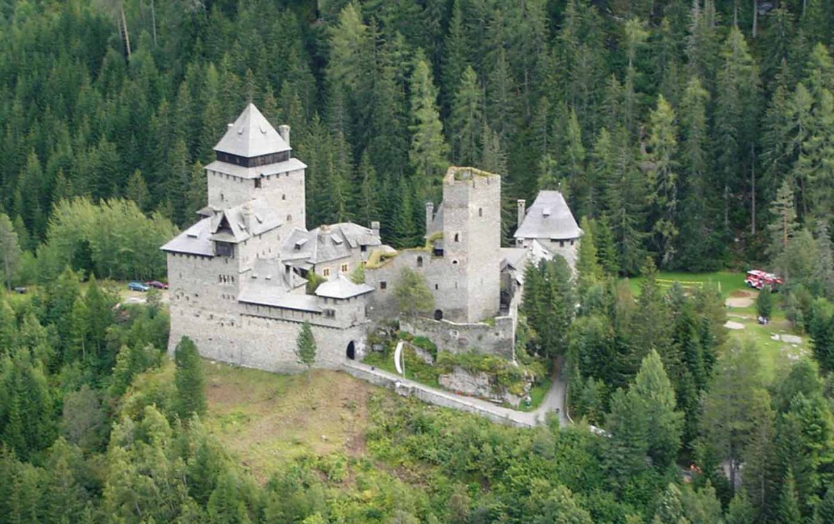 Viele Besitzer kamen und gingen - seit 70 Jahren ist Burg Finstegrün Heimstätte der Evangelischen Jugend. Foto: Burg Finstergrün Viele Besitzer kamen und gingen - seit 70 Jahren ist Burg Finstegrün Heimstätte der Evangelischen Jugend. Foto: Burg Finstergrün