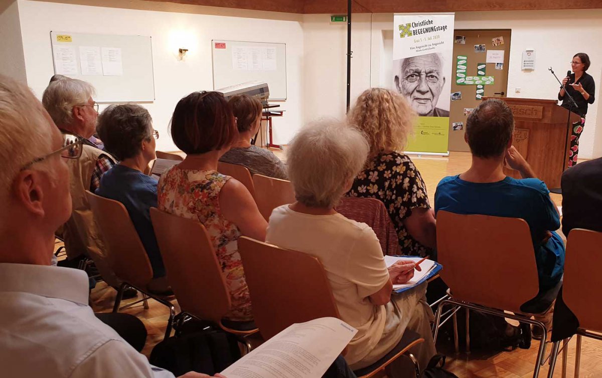"In jedem Menschen Gottes Ebenbild erkennen" - Diakoniedirektorin Maria Katharina Moser bei der Tagung der evangelischen Pfarrerinnen und Pfarrer. Foto: epd/T. Dasek "In jedem Menschen Gottes Ebenbild erkennen" - Diakoniedirektorin Maria Katharina Moser bei der Tagung der evangelischen Pfarrerinnen und Pfarrer. Foto: epd/T. Dasek
