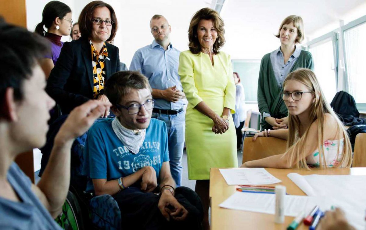 Bundeskanzlerin Bierlein (Mitte) mit Diakoniedirektorin Moser (li.) in der I-FIT Schule der Diakonie in Wien. Foto: Diakonie Bundeskanzlerin Bierlein (Mitte) mit Diakoniedirektorin Moser (li.) in der I-FIT Schule der Diakonie in Wien. Foto: Diakonie