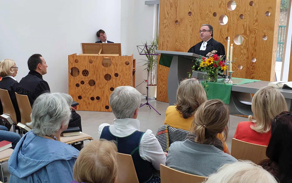 "Gott überlässt Menschen nicht ihrem Schicksal sondern geht mit ihnen eine Beziehung ein." Michael Chalupka bei seinem zweiten Gottesdienst als Bischof in Hainburg. Foto: epd/T. Dasek "Gott überlässt Menschen nicht ihrem Schicksal sondern geht mit ihnen eine Beziehung ein." Michael Chalupka bei seinem zweiten Gottesdienst als Bischof in Hainburg. Foto: epd/T. Dasek
