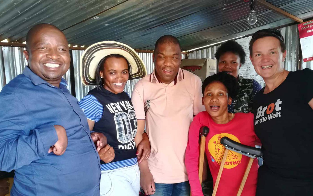 Brot für die Welt-Leiterin Nina Hechenberger (re.) beim Projektbesuch mit dem Team der Selbstvertretungsorganisation LNFOD (Lesotho). Foto: Brot für die Welt