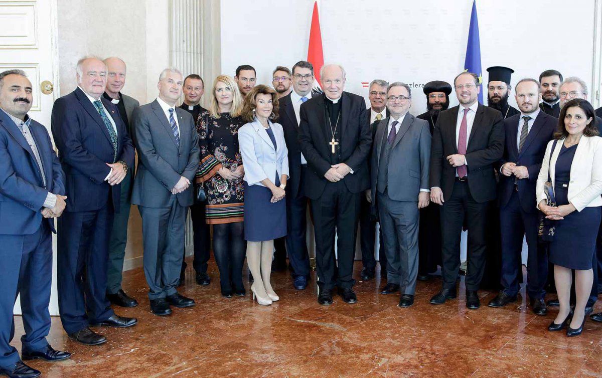 Bundeskanzlerin Bierlein mit den Spitzen der Kirchen und Religionsgemeinschaften. Seitens der Evangelischen Kirchen nahmen Bischof Michael Chalupka, Oberkirchenrätin Ingrid Bachler, LSI Thomas Hennefeld und Sup. Stefan Schröckenfuchs teil. Foto: BKA/And Bundeskanzlerin Bierlein mit den Spitzen der Kirchen und Religionsgemeinschaften. Seitens der Evangelischen Kirchen nahmen Bischof Michael Chalupka, Oberkirchenrätin Ingrid Bachler, LSI Thomas Hennefeld und Sup. Stefan Schröckenfuchs teil. Foto: BKA/And