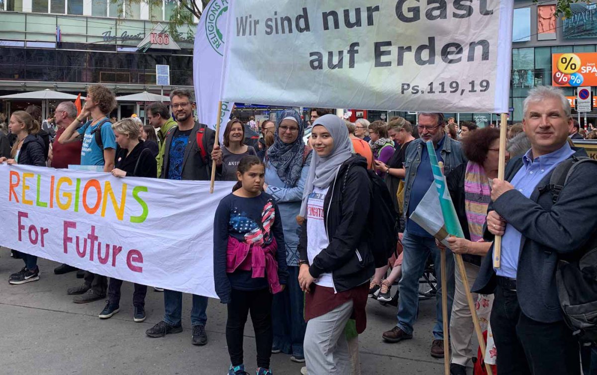 Kirchen und Religionsgemeinschaft zeigten sich mit den Anliegen der „Fridays For Future“-Bewegung solidarisch und beteiligten sich an den Protesten. Im Bild etwa der Vorsitzende des Ökumenischen Rates der Kirchen in Österreich, Landessuperintendent Thomas Kirchen und Religionsgemeinschaft zeigten sich mit den Anliegen der „Fridays For Future“-Bewegung solidarisch und beteiligten sich an den Protesten. Im Bild etwa der Vorsitzende des Ökumenischen Rates der Kirchen in Österreich, Landessuperintendent Thomas