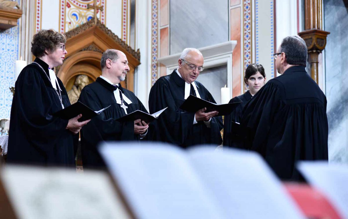 Bei der Amtseinführung (v.l.): Beate Hoffmann, Bischöfin der Evangelischen Kirche von Kurhessen-Waldeck, der oberösterreichische Superintendent Gerold Lehner, Altbischof Michael Bünker, Pfarrerin Helene Lechner und Bischof Michael Chalupka. Foto: Simon Ra Bei der Amtseinführung (v.l.): Beate Hoffmann, Bischöfin der Evangelischen Kirche von Kurhessen-Waldeck, der oberösterreichische Superintendent Gerold Lehner, Altbischof Michael Bünker, Pfarrerin Helene Lechner und Bischof Michael Chalupka. Foto: Simon Ra